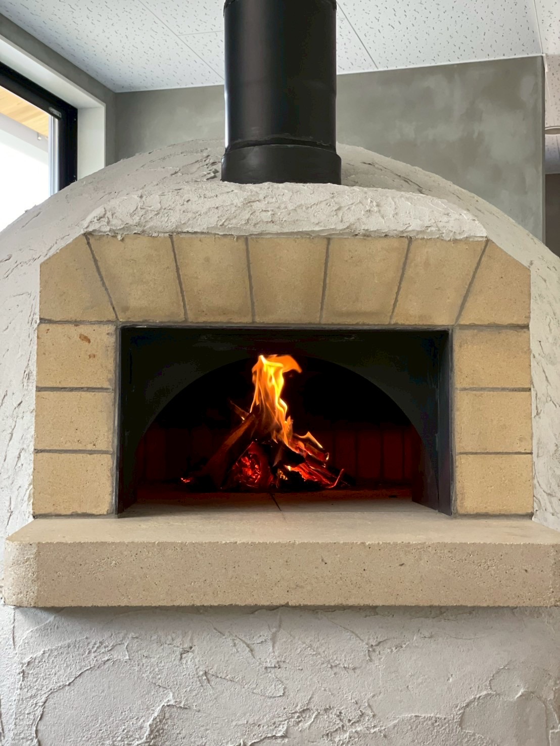 薪窯で一枚一枚丁寧に焼くピザ